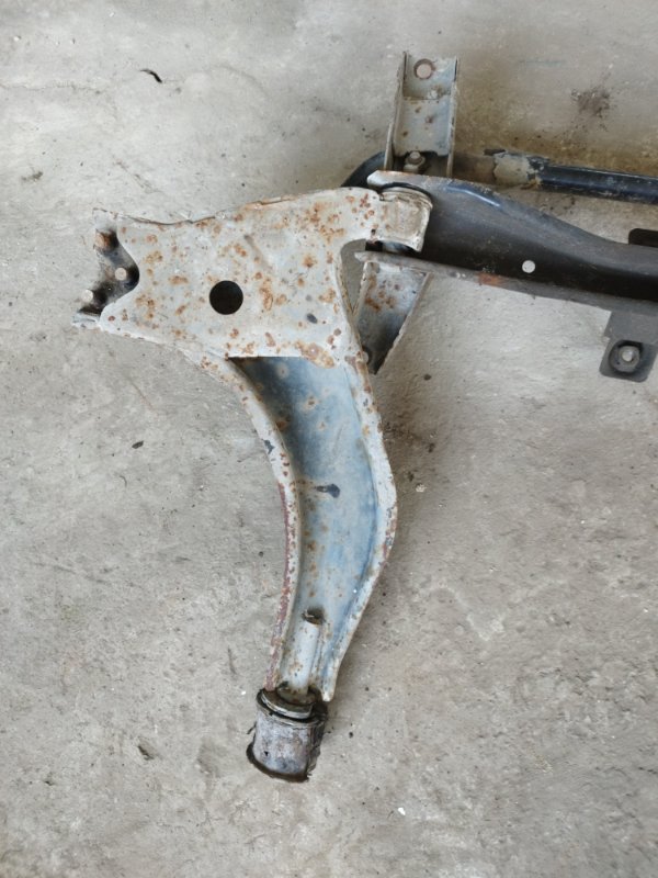 Балка подвески Nissan Serena C23