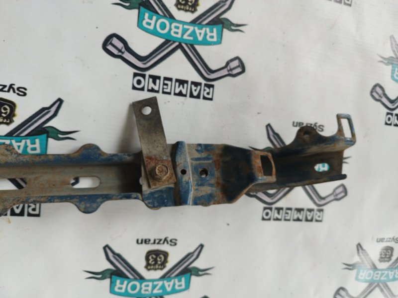Кронштейн кузова Nissan Serena C23
