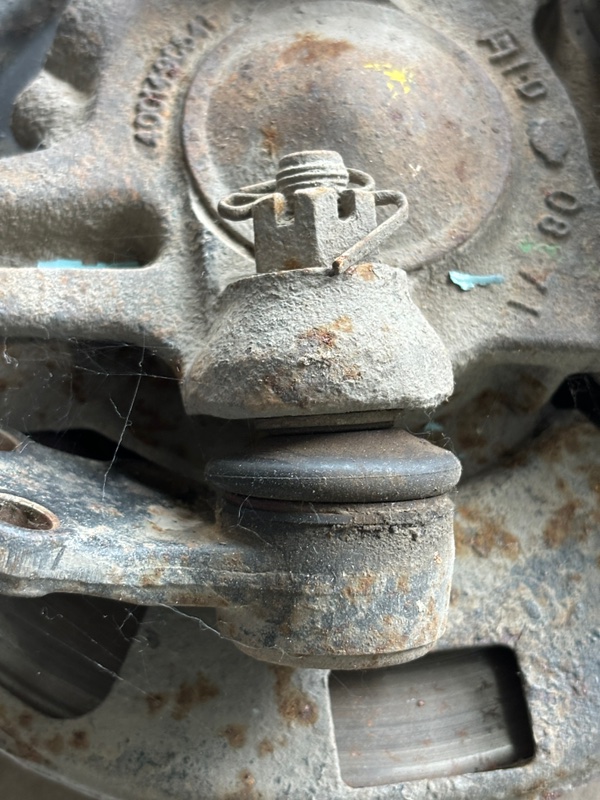 Кулак поворотный Nissan Serena C23