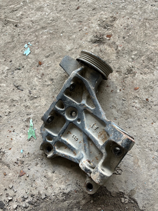 Кронштейн обводного ролика Nissan Serena C23