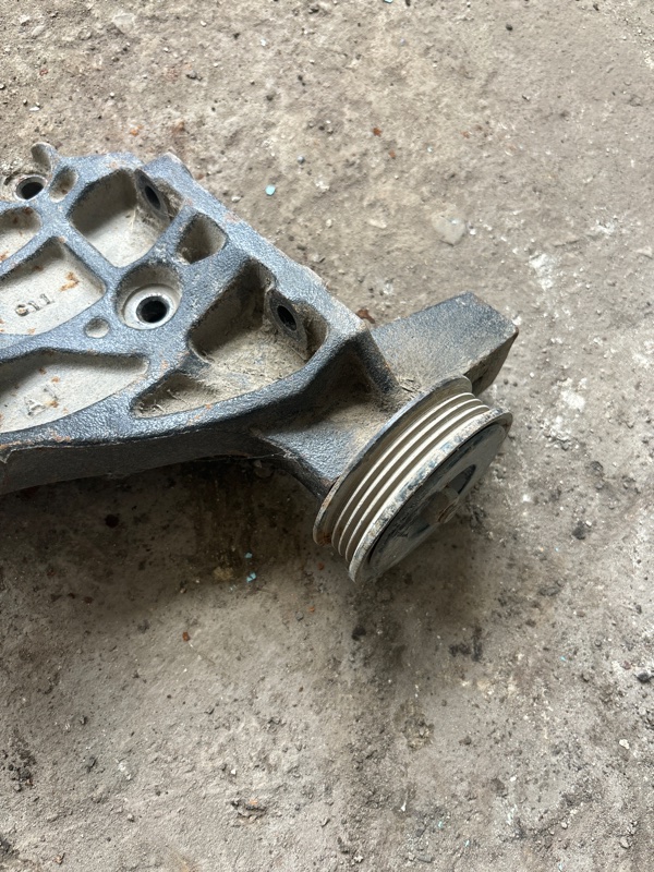 Кронштейн обводного ролика Nissan Serena C23