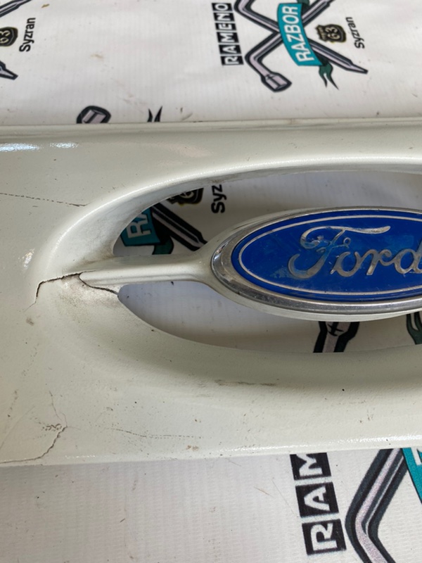 Решетка радиатора Ford Taurus