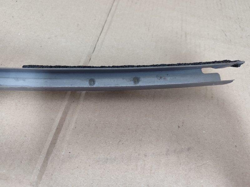 Направляющая стекла двери Mazda CX-7