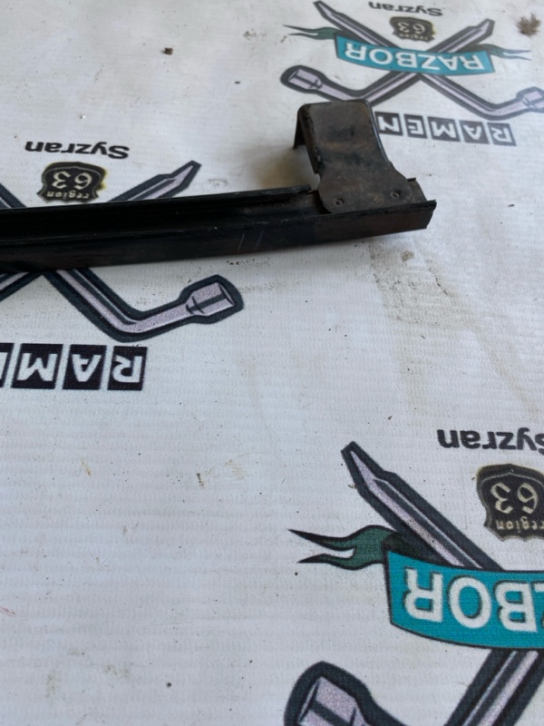 Направляющая стекла двери ГАЗ 2217