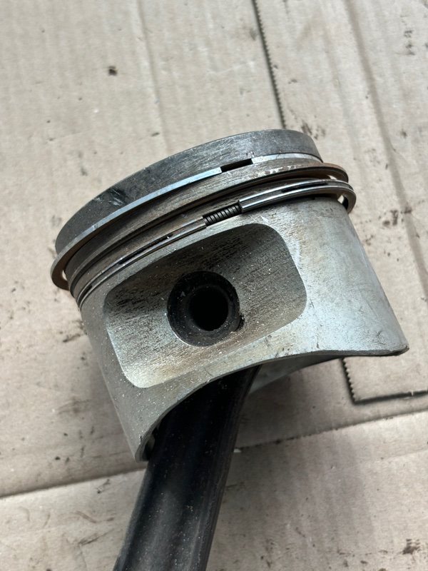Поршень Mercedes-Benz 190 1992 W201