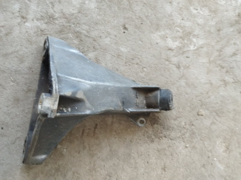 Кронштейн двигателя Volkswagen Passat 1998 B5