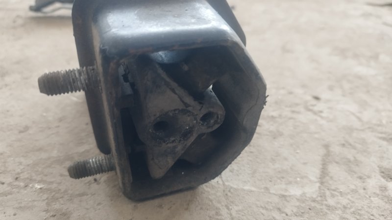 Подушка двигателя Volkswagen Passat B3