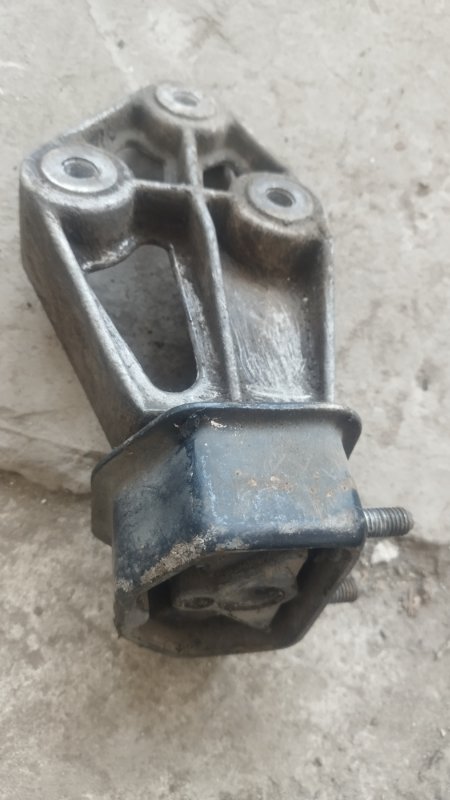 Подушка двигателя Volkswagen Passat B3