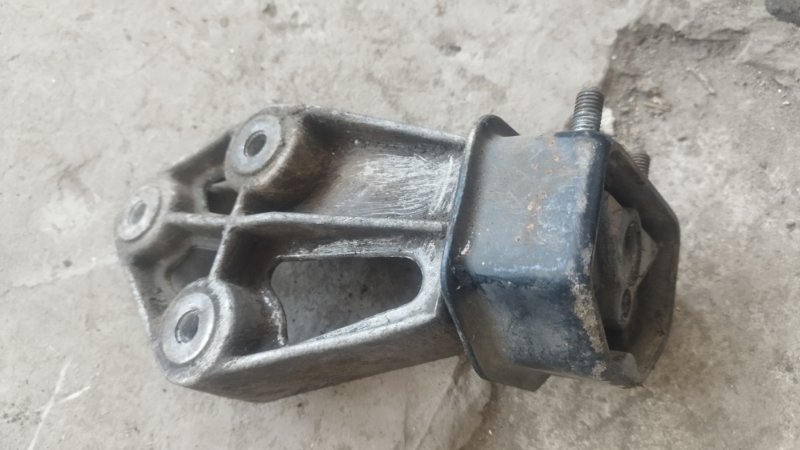 Подушка двигателя Volkswagen Passat B3