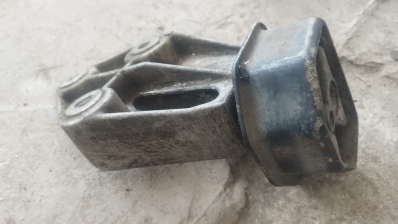 Подушка двигателя Volkswagen Passat B3