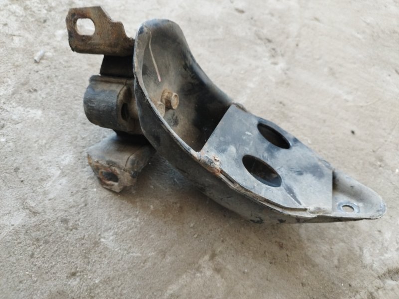 Подушка двигателя Volkswagen Passat B3