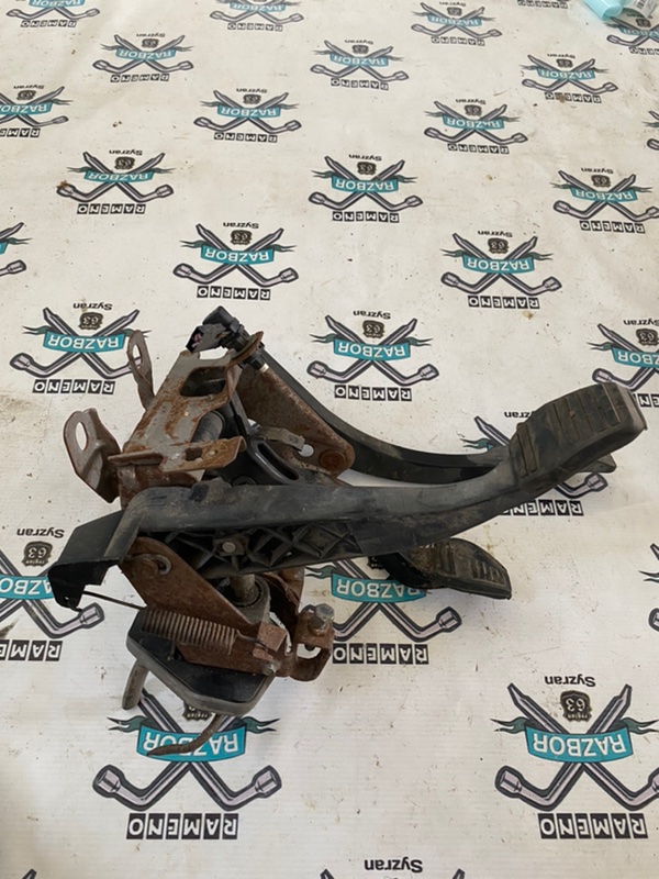 Блок педалей Ford Courier