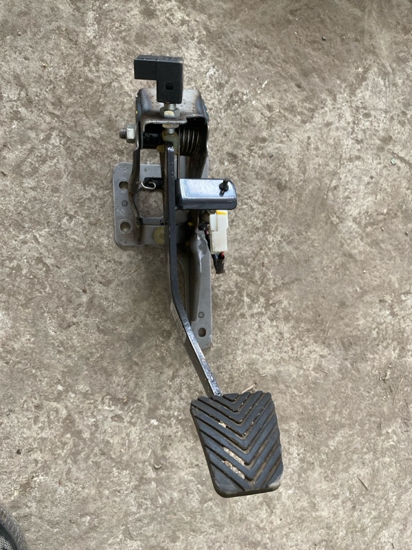 Педаль сцепления Kia Rio 2012 3