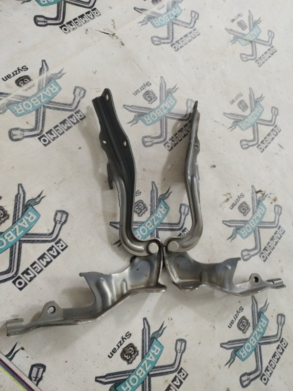 Петля капота Subaru Impreza