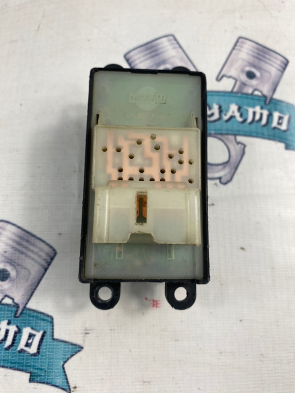 Кнопка стеклоподъемника Nissan Almera N15