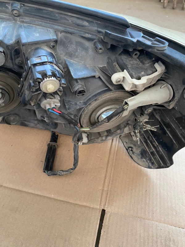 Фара галогеновая Toyota LAnd CRUISER 200
