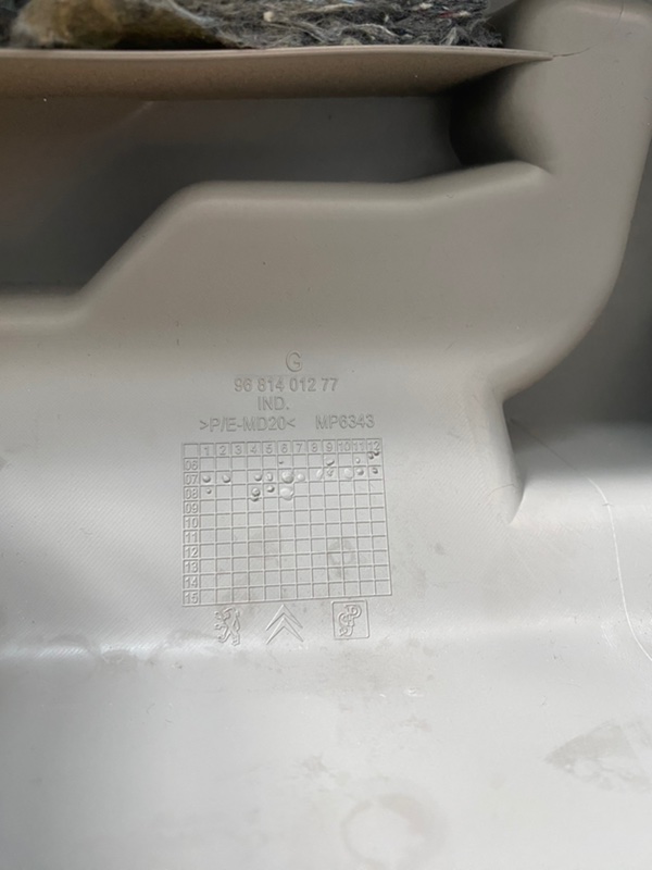 Кронштейн полки багажника Peugeot 308 2008 308