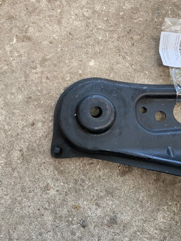 Крепление подрамника Toyota Camry 2006 ACV 40