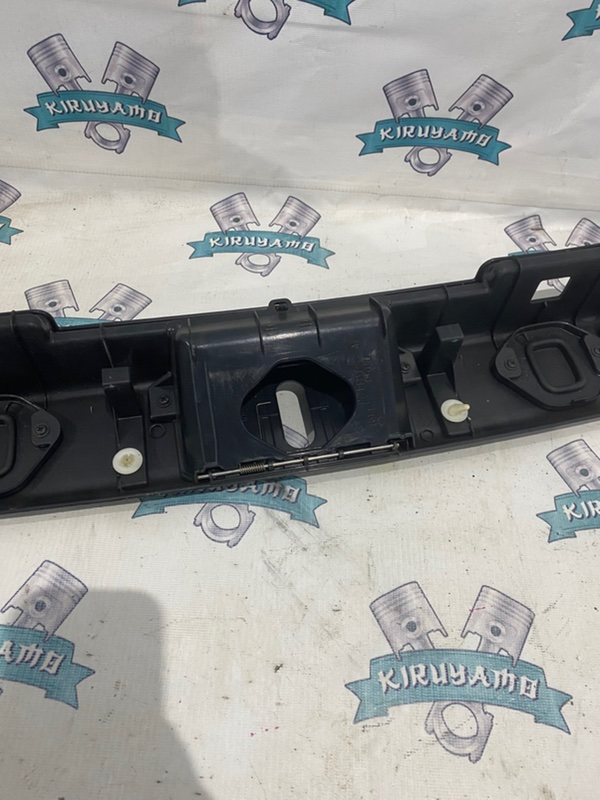 Накладка замка багажника Toyota Harrier 2006 GSU36W
