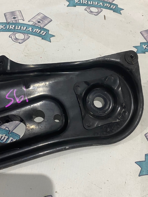 Крепление подрамника Toyota camry 2011 AVV50