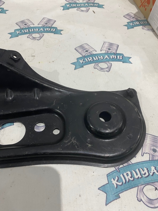 Крепление подрамника Toyota camry 2011 AVV50