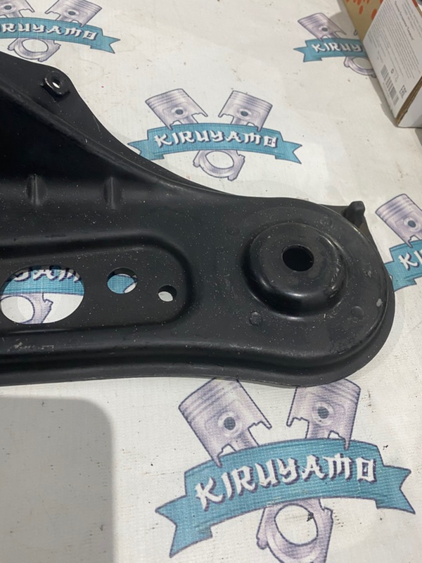Крепление подрамника Toyota camry 2012 AVV50