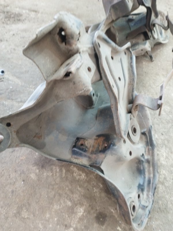 Балка подвески Mitsubishi Galant 2001 8