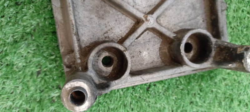 Кронштейн компрессора кондиционера Peugeot 206