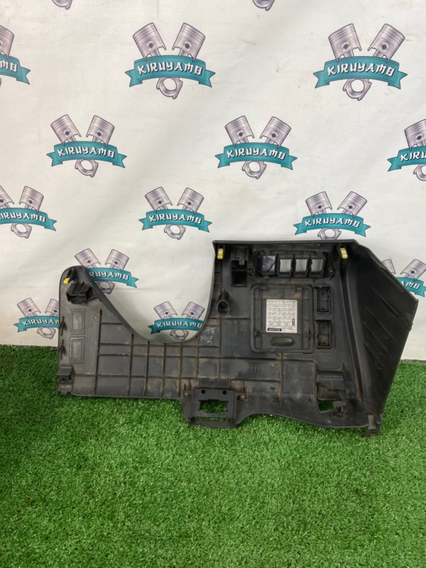 Консоль под рулевой колонкой Toyota Camry ACV30