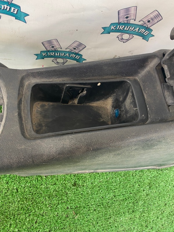 Подлокотник Mitsubishi Legnum