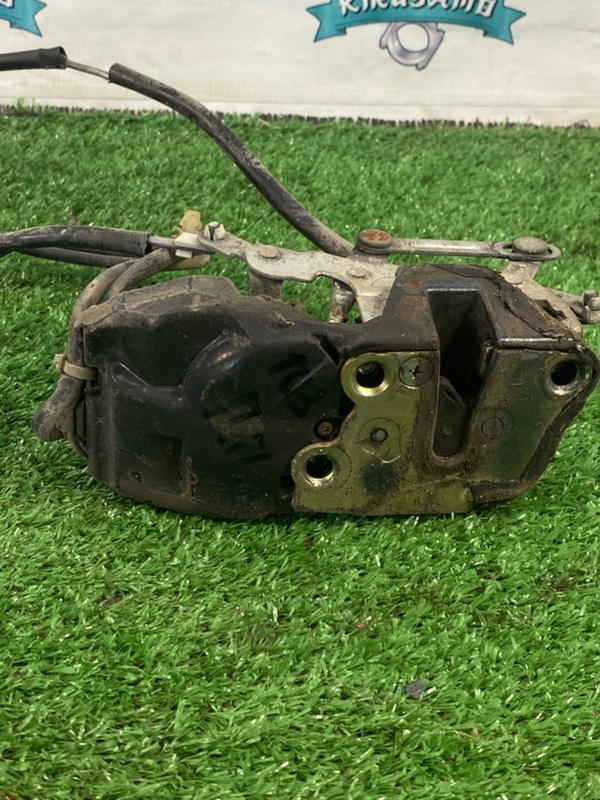 Замок боковой двери Toyota carina 1993 ST190