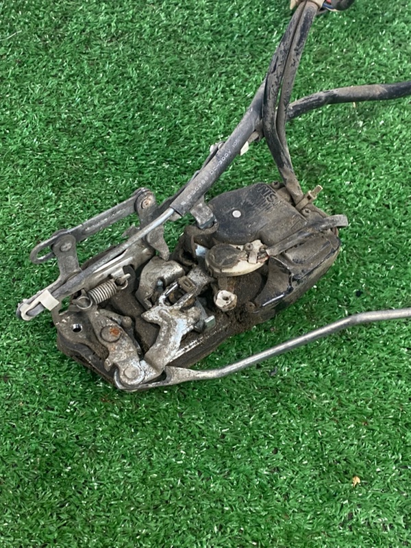 Замок боковой двери Toyota carina 1993 ST190