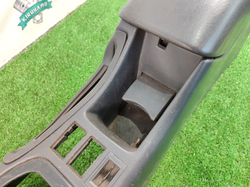 Подлокотник Toyota carina 1993 ST190
