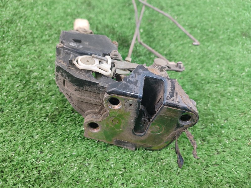 Замок боковой двери Toyota carina 1993 ST190