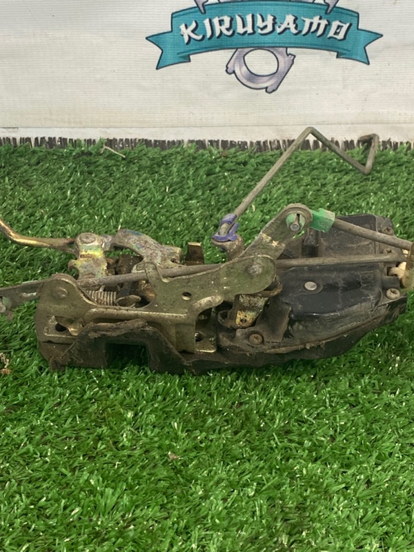 Замок боковой двери Toyota carina 1993 ST190