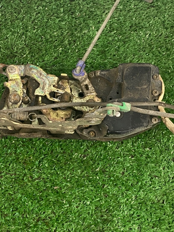 Замок боковой двери Toyota carina 1993 ST190