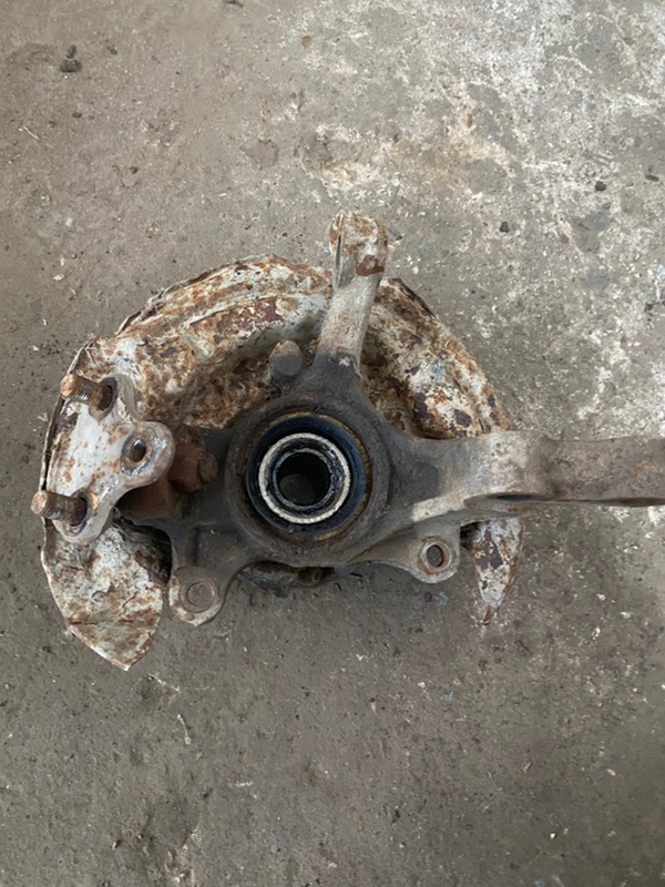 Кулак поворотный Toyota carina 1993 ST190