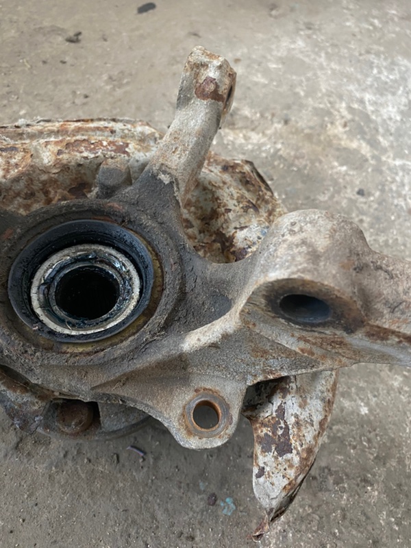 Кулак поворотный Toyota carina 1993 ST190
