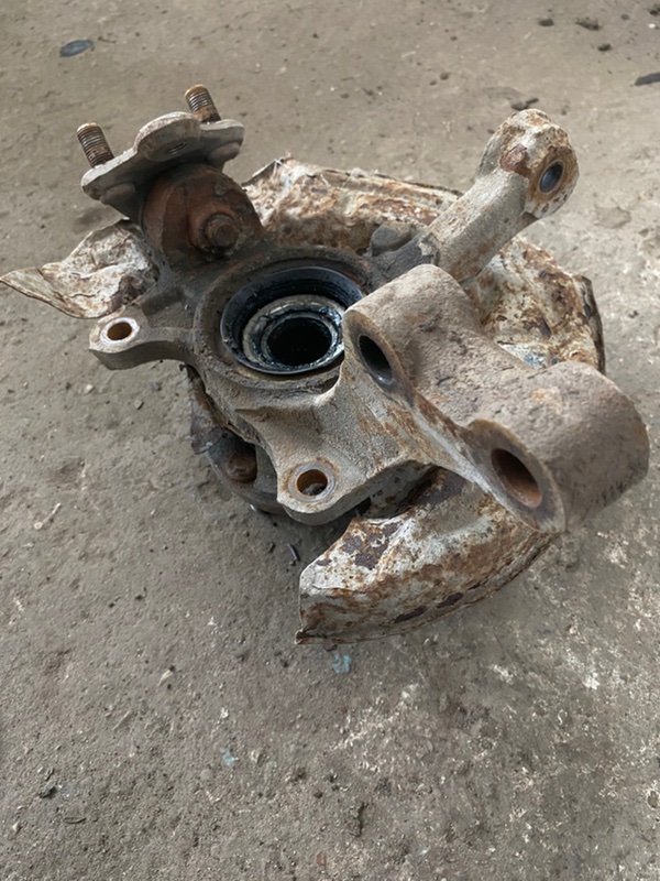 Кулак поворотный Toyota carina 1993 ST190