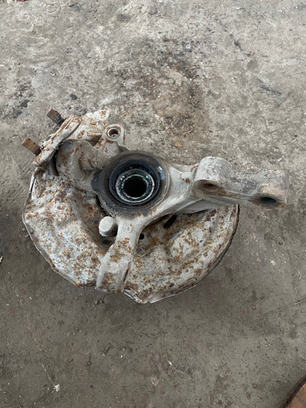 Кулак поворотный Toyota carina 1993 ST190