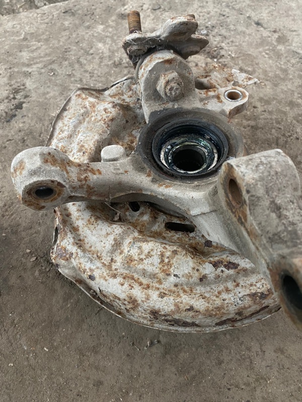 Кулак поворотный Toyota carina 1993 ST190
