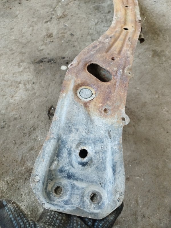 Поперечина КПП Toyota carina 1993 ST190