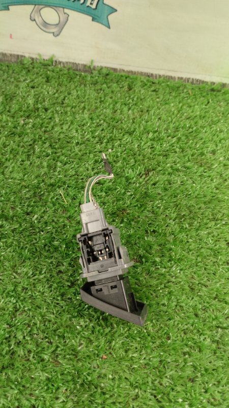 Кнопка аварийной сигнализации Toyota Verso 2009 ZGR21L-GRXEPW