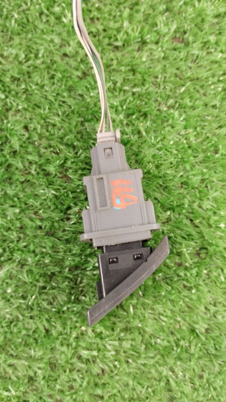 Кнопка аварийной сигнализации Toyota Verso 2009 ZGR21L-GRXEPW