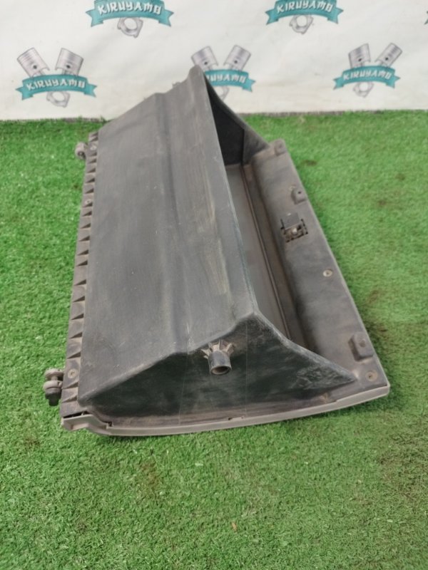 Бардачок Nissan Serena C23