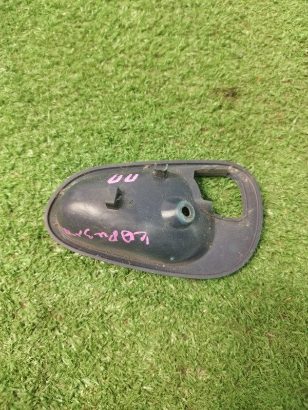 Накладка внутренней ручки двери Mitsubishi Carisma