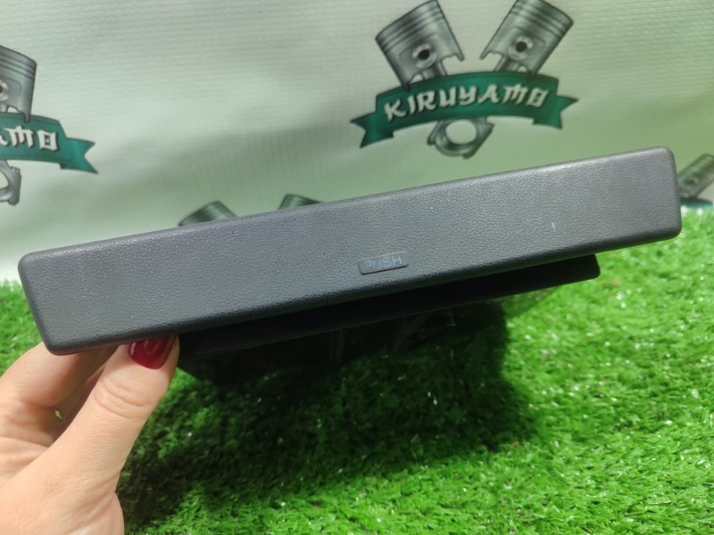 Пепельница Toyota Carina 1989 st170