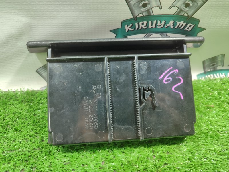 Пепельница Toyota Carina 1989 st170