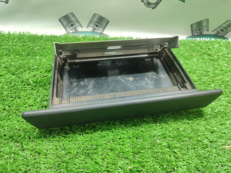 Пепельница Toyota Carina 1989 st170