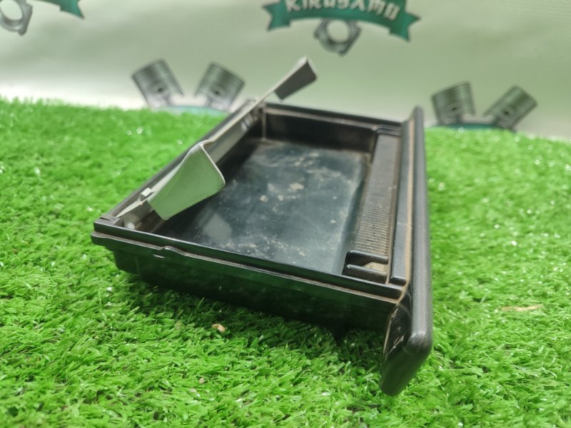 Пепельница Toyota Carina 1989 st170